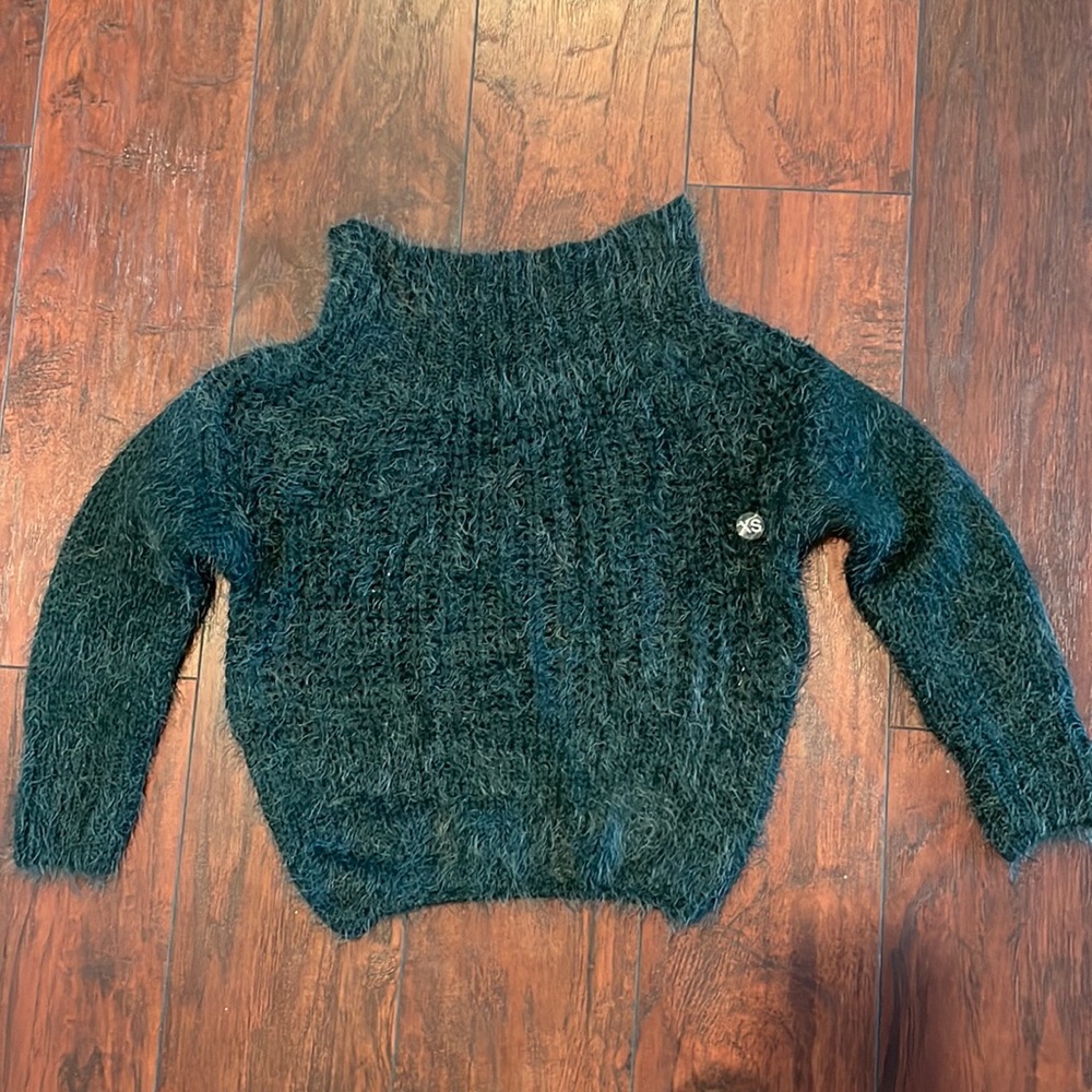 🌸 7th Ave NY&C Green fuzzy crop sweater